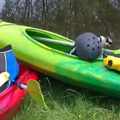 Co spakować na kajak? Niezbędnik na bezpieczną przygodę!