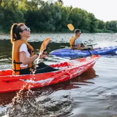 Co zabrać na kajaki? Uniknij błędów, płyń komfortowo!