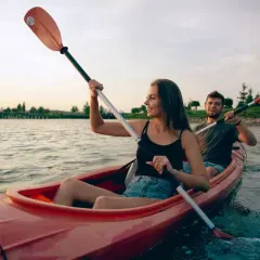 Spływy kajakowe pod Warszawą: Trasy, koszty i porady na weekend