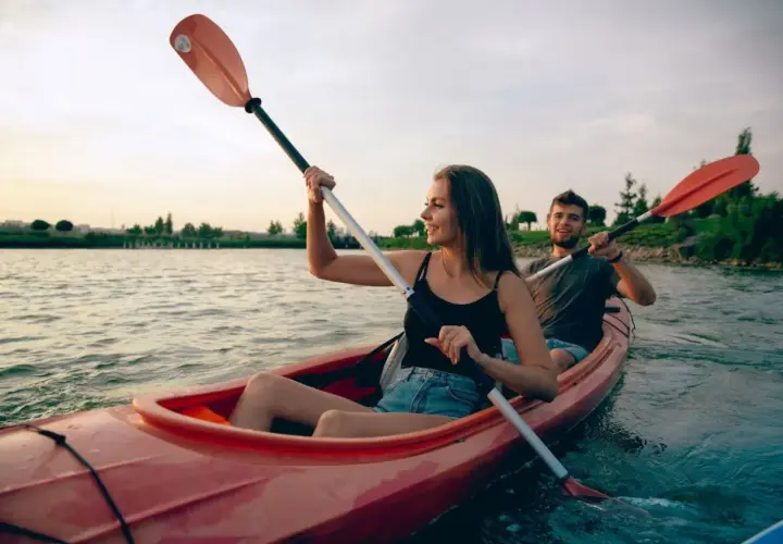 Spływy kajakowe pod Warszawą: Trasy, koszty i porady na weekend
