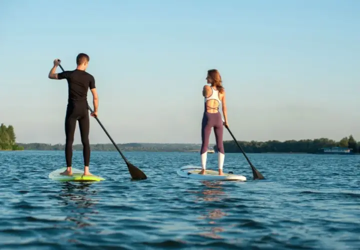Kajakarstwo czy wioślarstwo? Wybierz sport wodny idealny dla Ciebie!