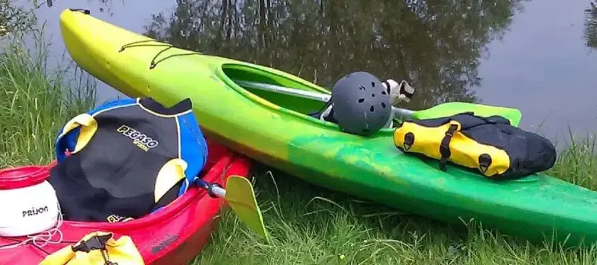 Co spakować na kajak? Niezbędnik na bezpieczną przygodę!