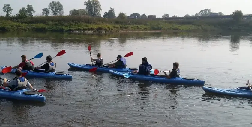 Spływ kajakowy Odrą: Przewodnik po trasach, logistyce i bezpieczeństwie