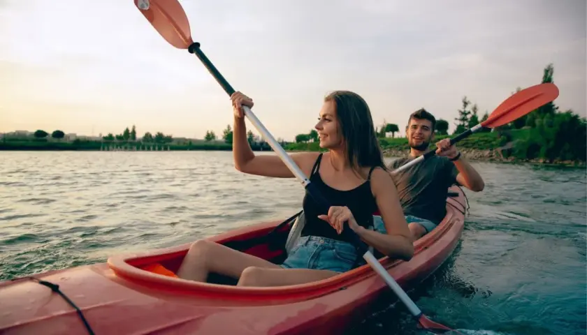 Spływy kajakowe pod Warszawą: Trasy, koszty i porady na weekend