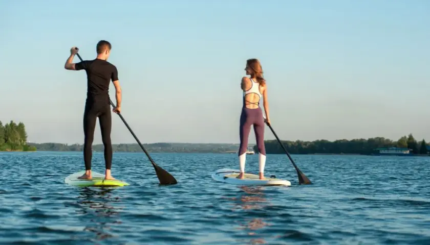 Kajakarstwo czy wioślarstwo? Wybierz sport wodny idealny dla Ciebie!