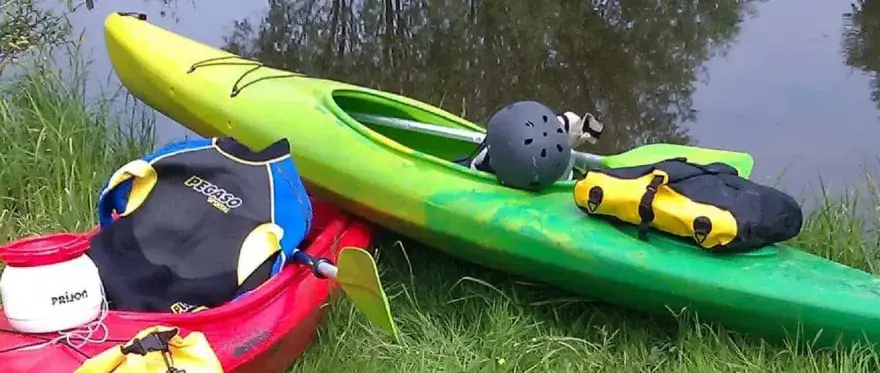 Co spakować na kajak? Niezbędnik na bezpieczną przygodę!
