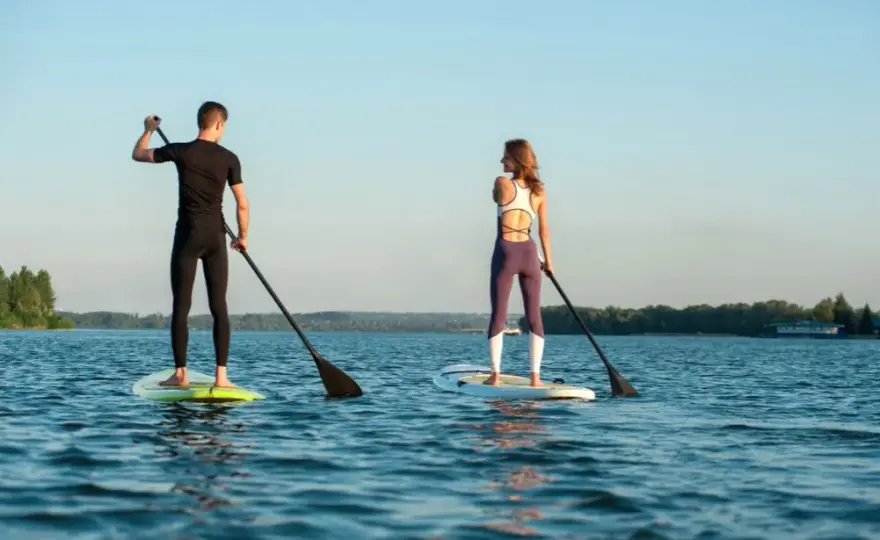 Kajakarstwo czy wioślarstwo? Wybierz sport wodny idealny dla Ciebie!