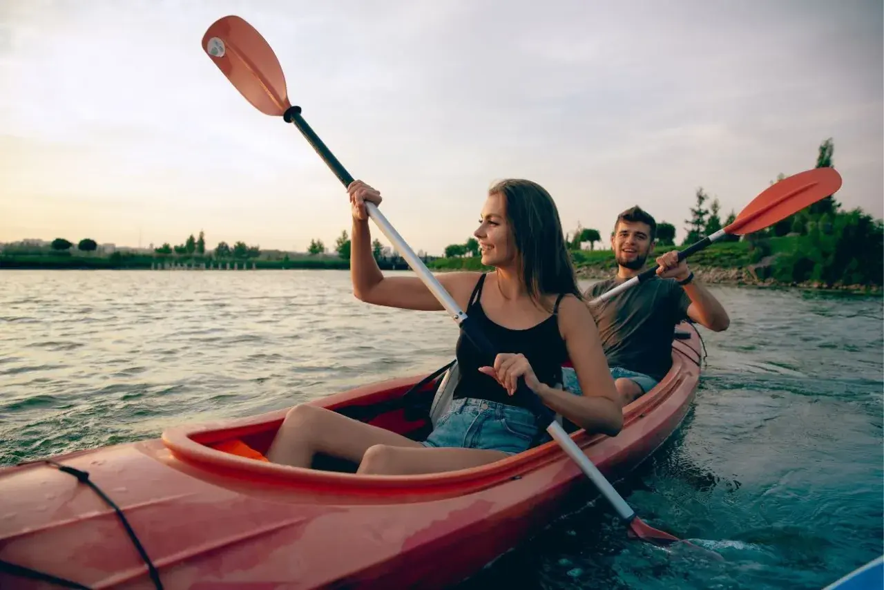 Spływy kajakowe pod Warszawą: Trasy, koszty i porady na weekend