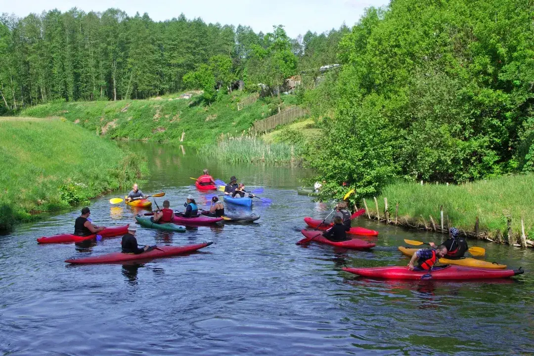 Zdjęcie 20 km kajakiem: Ile czasu? Oszacuj swój spływ jak ekspert!